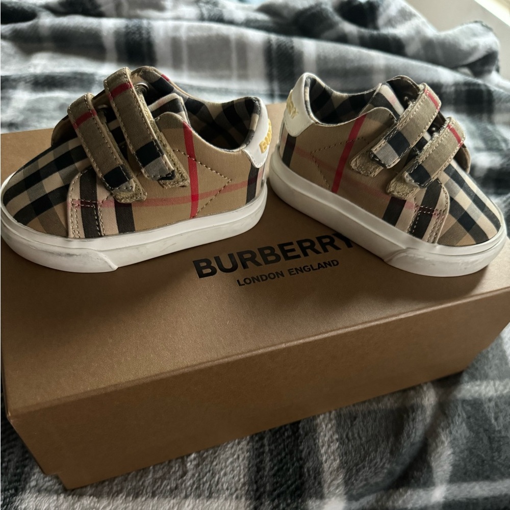 Burberry infant shoe